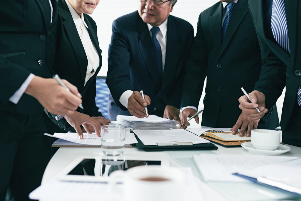 abogados trabajando equipo justicia normas leyes contratos
