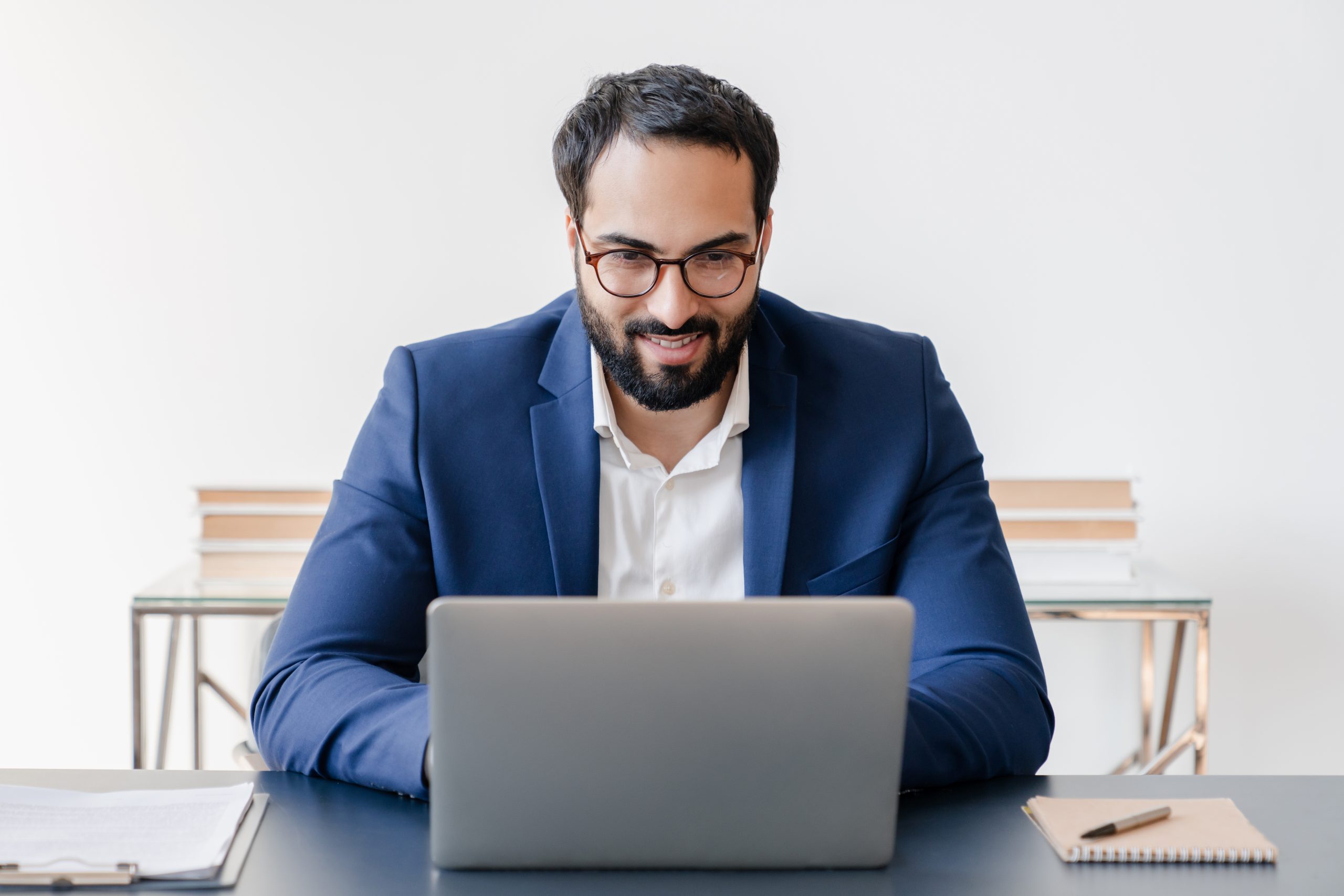 Front,View,Of,Confident,Mature,Businessman,Tutor,Freelancer,Watching,Webinars,